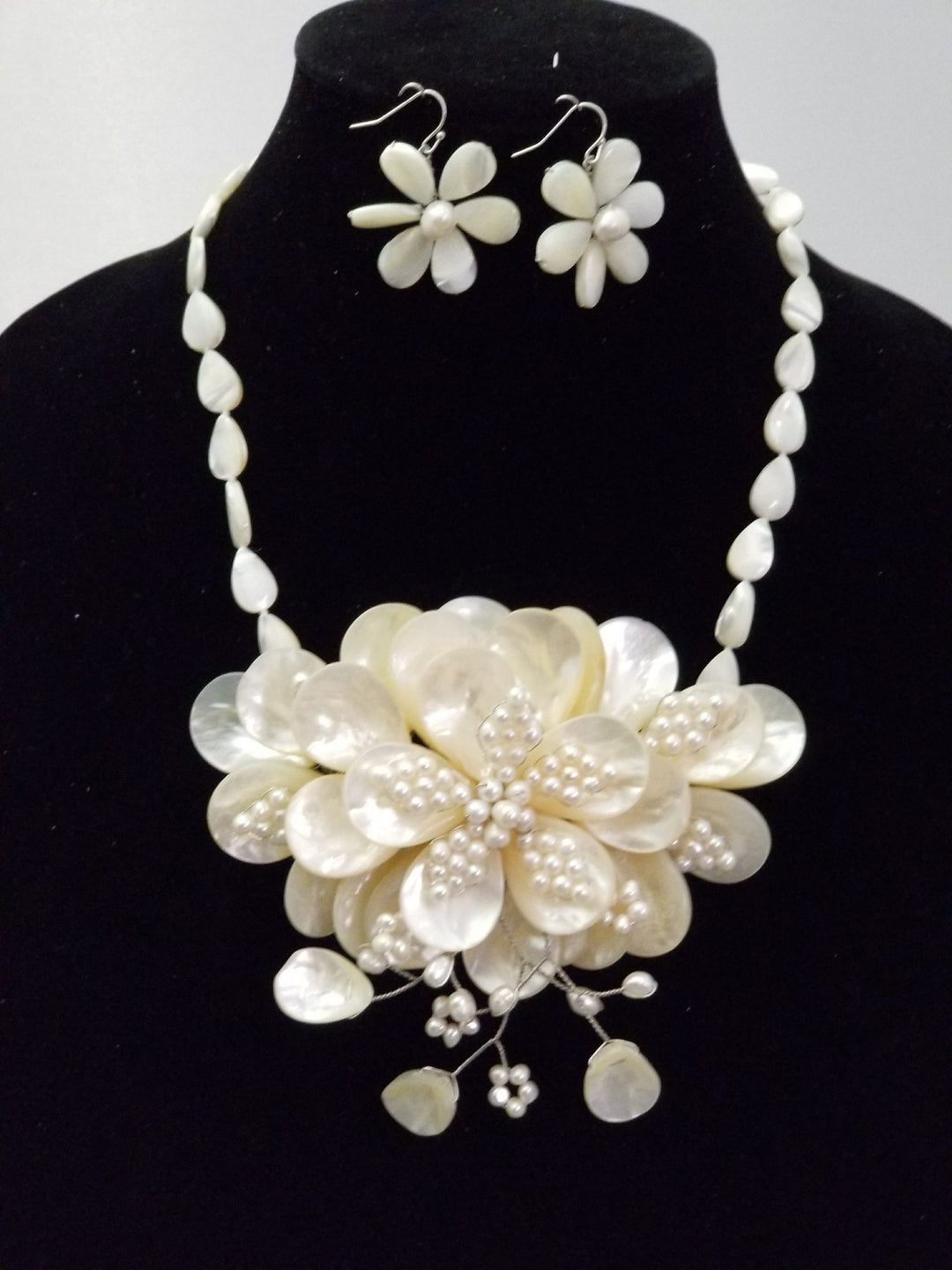 White Coral Chips & White Lip Shell with White Pearl Flower Set