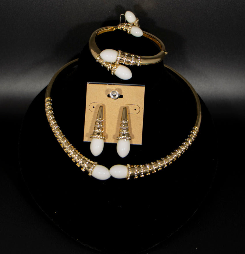 Gold/Pearl High End Necklace, Earrings and Bracelet Set